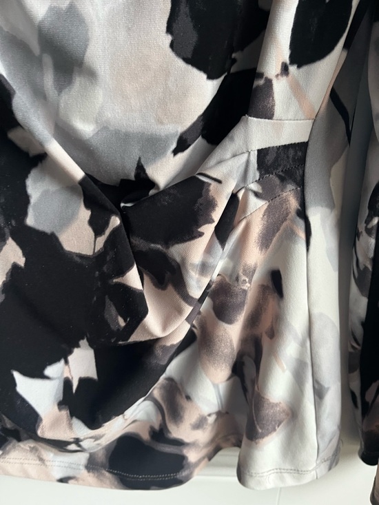 Women’s Long-Sleeve Floral Print Blouse in Black and Blush Calvin Klein small - Picture 3 of 9